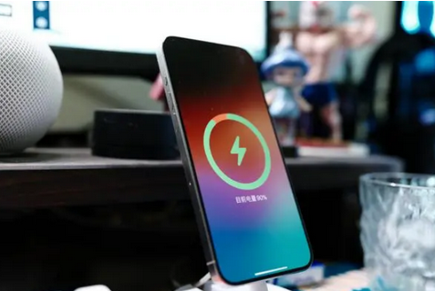 新华苹果15换屏服务分享用什么充电器给iPhone15充电更好 
